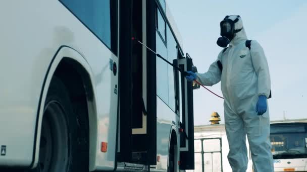 Prevención del Coronavirus, concepto epidémico. La entrada del autobús se está descontaminando químicamente. — Vídeo de stock