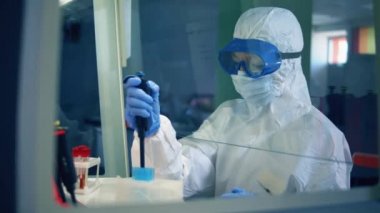 Kadın doktor laboratuarda çalışıyor, bir aşı geliştiriyor. Coronavirus, COVID-19, 2019-ncov ilaç araştırma konsepti.