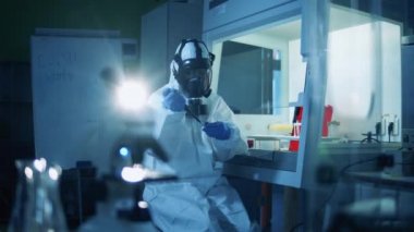 Takım elbiseli bilim adamı koronavirüs aşısı üzerinde çalışıyor. Coronavirus, COVID-19, 2019-ncov ilaç araştırma konsepti.