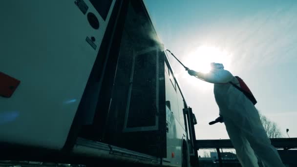 Санітарний інспектор знезаражує автобус хімікатами ззовні — стокове відео
