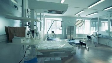 İçinde kimsenin olmadığı bir doğumhanenin içinde.