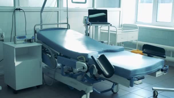 Una cama de trabajo vacía dentro de una sala de hospital — Vídeos de Stock