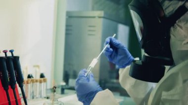 Laboratuvar çalışanı, koronavirüs numunesi üzerinde çalışırken pipette kullanır. Coronavirus, covid-19, 2019-ncov aşı konsepti.