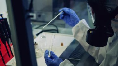 Koruyucu giysili kişi laboratuarda çalışıyor. Coronavirus, covid-19, 2019-ncov aşı konsepti.