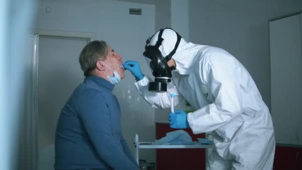 Läkaren tar patientens biologiska prov för ett test. Sjuk coronavirus patient på sjukhus, covid-19 koncept. — Stockvideo