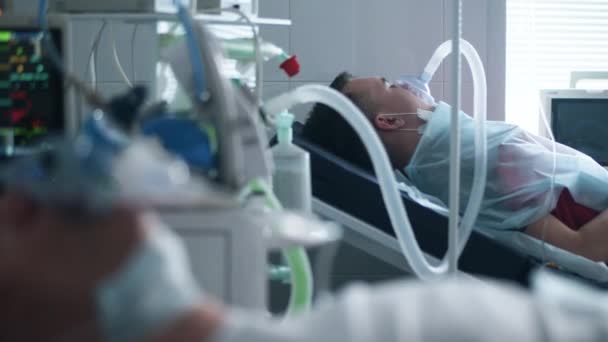 コロナウイルス,クリニック内のcovid-19感染患者.病棟に酸素マスクをした男性患者 — ストック動画