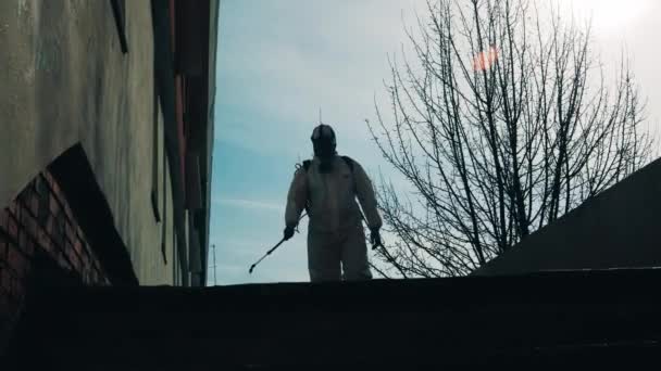 Pessoa higieniza ruas durante pandemia . — Vídeo de Stock