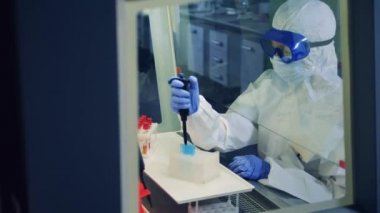 Coronavirus, covid-19, 2019-ncov aşı konsepti. Bir araştırmacı laboratuvarda çalışıyor, bir aşı geliştiriyor..