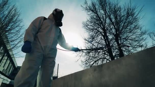 Worker sanitizes street during pandemic. Coronavirus, covid-19, 2019-ncov concept. — Stock Video