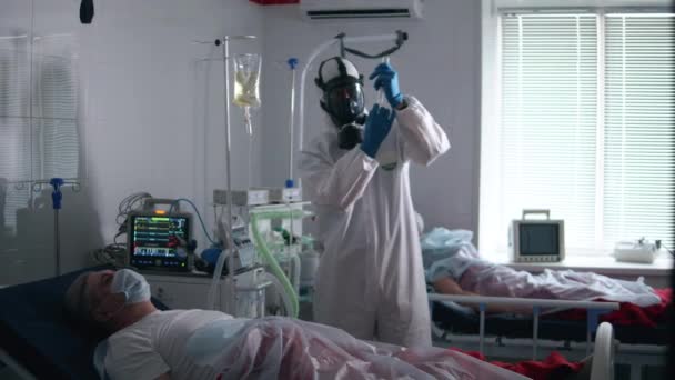 医療従事者はベッドに横たわっている患者に注射をしています。Covid-19 、パンデミック、ウイルス、コロナウイルス病、世界的な流行、コロナウイルス感染の概念. — ストック動画