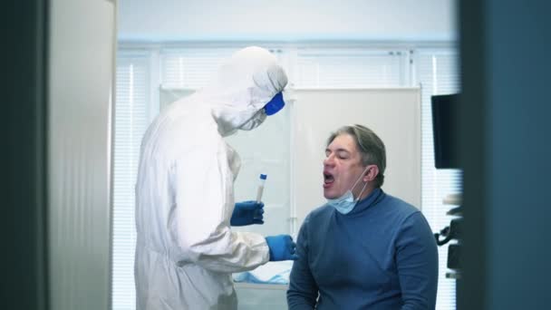 Malade coronavirus patient dans un hôpital, concept covid-19. Travailleur médical prend patients salive pour le diagnostic — Video