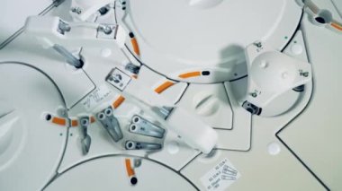 Klinik aygıt örnekleri analiz ederken çalışır.