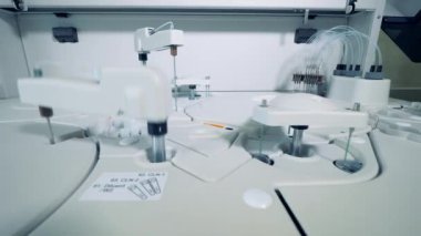 Modern laboratuvar aygıtı örnekleri analiz eder.
