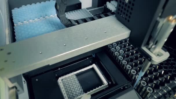 Máquina de laboratório trabalha com tubos com amostras . — Vídeo de Stock