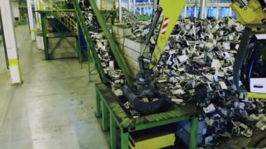 Çöp taşıyıcısı ve yükleyicisi olan fabrika binaları