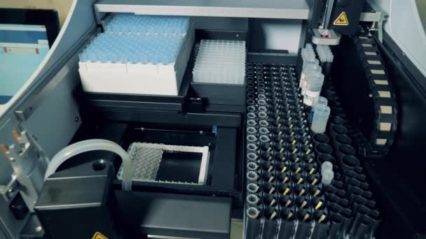 Automatisierte Maschine füllt Plastikröhrchen im Labor. — Stockvideo