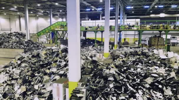 거대 한 쓰레기장에 쓰레기 더미들이 있습니다. 재활용 산업 개념, 플라스틱 쓰레기 재활용 공장. — 비디오