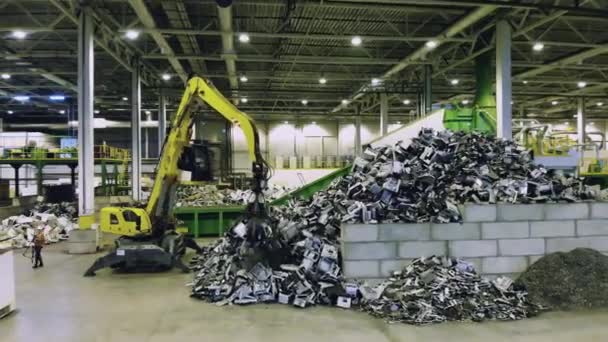 Przemysłowa maszyna transportuje odpady na składowisku. Koktajl przemysłu recyklingu, fabryka recyklingu odpadów z tworzyw sztucznych. — Wideo stockowe