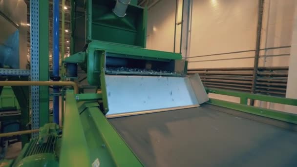 Courroie transporteuse avec fragments broyés d'ordures 