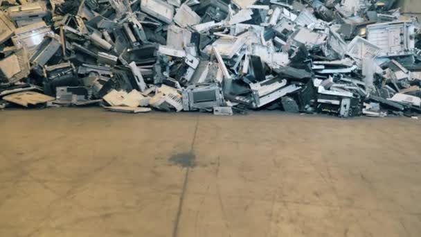 Atık, plastik çöp, çöp geri dönüşüm tesisi. Arazi dolgusu ünitesinde bir yığın bozuk fotokopi makinesi. — Stok video