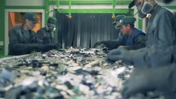 回收行业的概念,塑料垃圾回收厂.垃圾场的员工正在对塑料垃圾碎片进行分类 — 图库视频影像