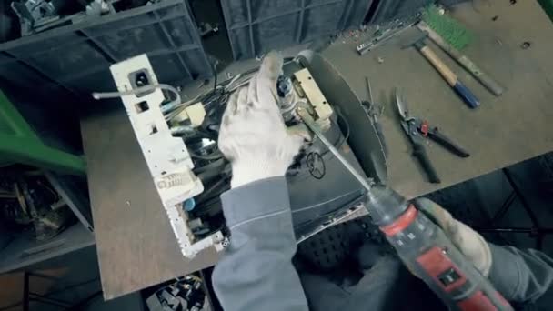 Dumpsite employee is dismantling an old computer monitor. Recycling industry concept, plastic trash recycling factory. — Stock Video