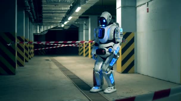 Weißer Roboter desinfiziert Raum. Covid-19, Coronavirus-Konzept. — Stockvideo