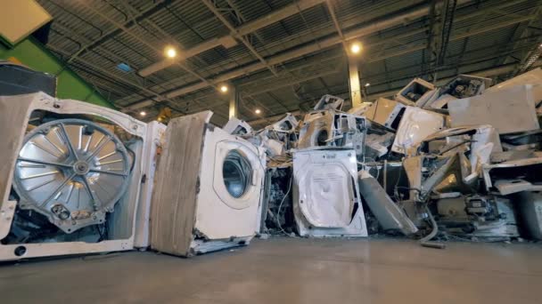 廃棄物、プラスチックごみ、ゴミリサイクル工場。壊れた洗濯機の山でユニットを埋めます。リサイクル業界の概念、プラスチックごみリサイクル工場. — ストック動画