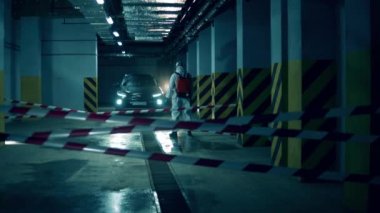 Salgın sırasında araba dezenfekte edilir..