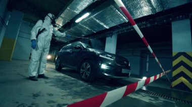 Coronavirus önleme, covid-19 koruyucu dezenfeksiyon. Bir kişi arabayı dezenfekte ederken spreyle çalışıyor..