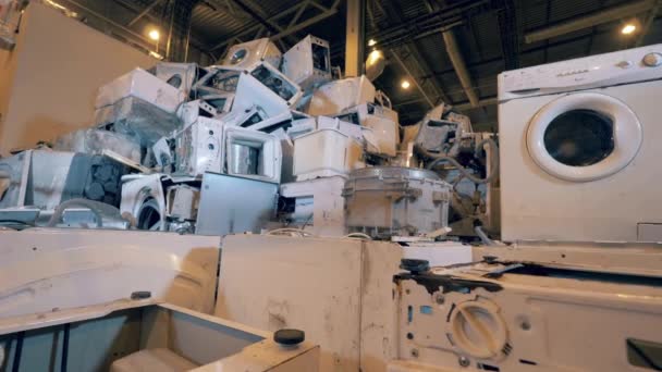 Ανακύκλωση έννοια της βιομηχανίας, πλαστικό εργοστάσιο ανακύκλωσης απορριμμάτων. Ένας σωρός από χαλασμένες οικιακές συσκευές σε μια μονάδα απόρριψης — Αρχείο Βίντεο
