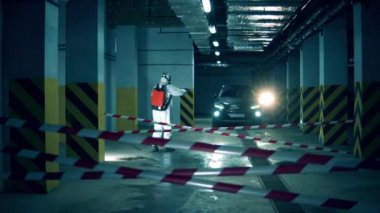 Coronavirus önleme, covid-19 koruyucu dezenfeksiyon. Bir işçi salgın sırasında arabaya antiseptik sıkar..