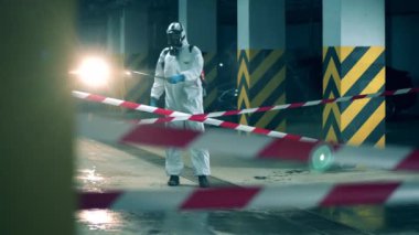 Coronavirus önleme, covid-19 koruyucu dezenfeksiyon. Elinde sprey olan adam yasak bölgeyi dezenfekte ediyor..