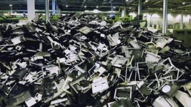 Atık, plastik çöp, çöp geri dönüşüm tesisi. Hurdalıkta bozuk bir tüketici elektroniği yığını.