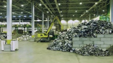 İçinde çöp ve makineler olan kapalı bir hurdalık. Geri dönüşüm endüstrisi konsepti, plastik çöp geri dönüşüm fabrikası.