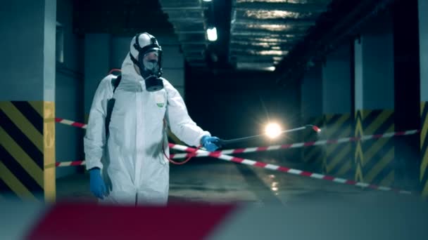 Desinfector werkt met een sproeier tijdens een pandemie. Coronavirus preventie, covid-19 beschermende desinfectie. — Stockvideo