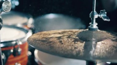 Genç adam bir stüdyoda davul çalıyor. Davulcu, davulcu, davullar ağır çekimde