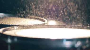 Bir müzisyen ıslak zillere basar.