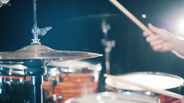 Bubeník, bubeník, bubny ve zpomaleném filmu. Muž bubeník hraje na nástroj, bít činely. — Stock video