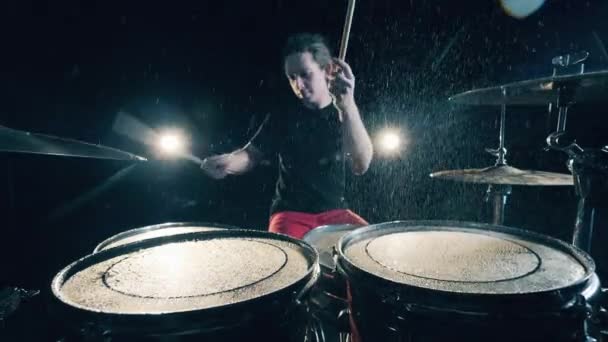 Profesjonalny perkusista gra na instrumencie z wodą na nim. — Wideo stockowe
