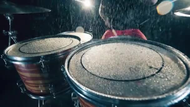 L'uomo suona la batteria bagnata in studio. Strumenti a percussione, da vicino . — Video Stock