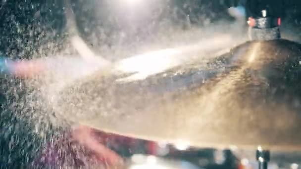 En trummis träffar cymbal med vatten på. Trummor, trumset, trummor slow motion — Stockvideo