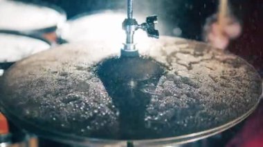 Bir müzisyen stüdyoda davul çalıyor. Davulcu, davulcu, davullar ağır çekimde