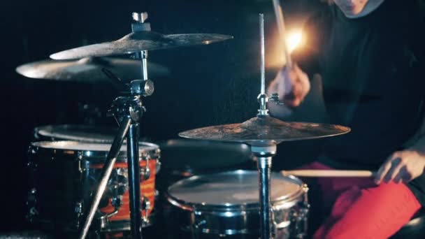 Un batteur répétant dans un studio. Batteur, batterie, batterie au ralenti — Video