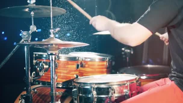 Мужской музыкант, практикующий с барабанами . — стоковое видео