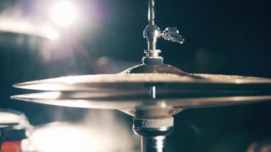 Davulcu, davul seti, davullar ağır çekimde. Su ile metal davul zilleri..