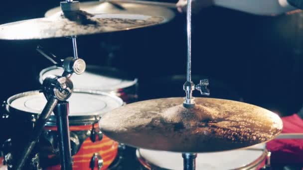 Drummer, drumstel, drums in slow motion Een man speelt natte drums, raken bekkens. — Stockvideo