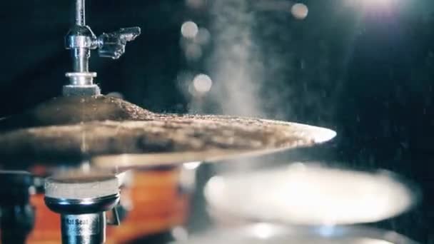 El hombre toca la batería en un estudio, golpeando platillos. Baterista, batería, batería en cámara lenta — Vídeo de stock