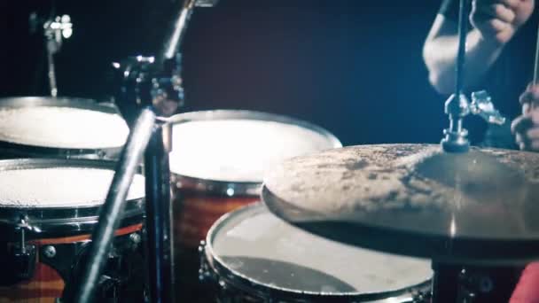 Instrumentos de percusión, de cerca. Baterista profesional golpea platillos con agua . — Vídeos de Stock