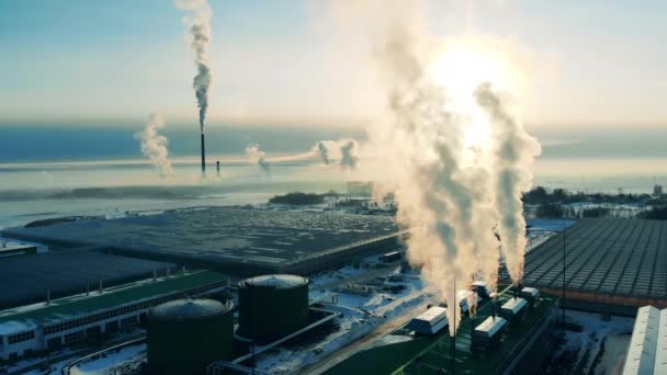 Beaucoup de pipes à fumer près de l'usine . — Video